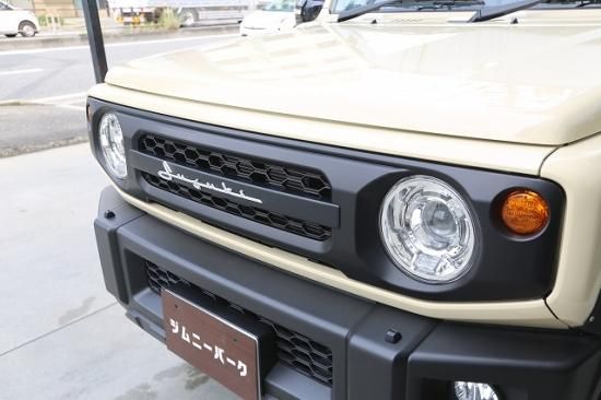 ジムニーjb64/74 SUZUKIエンブレム マットブラック フロントグリル ジムニーjb64/74 SUZUKIエンブレム マットブラック フロントグリル