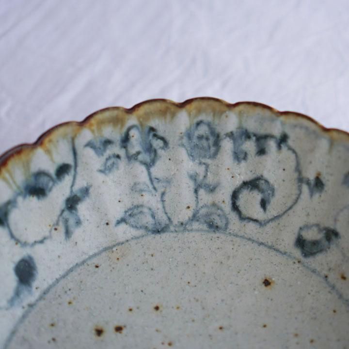コウホ窯 市野吉記 安南手 輪花平鉢 - 作家ものの器と生活雑貨 コウホ窯 市野吉記 安南手 輪花平鉢 - 作家ものの器と生活雑貨
