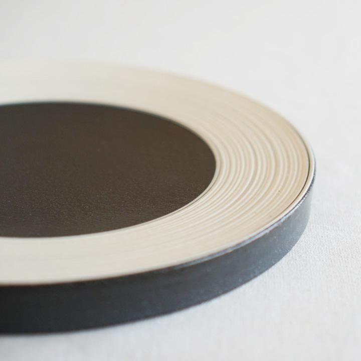 奥田章 new刷毛目リバーシブル皿 250 - 作家ものの器と生活雑貨 on-la