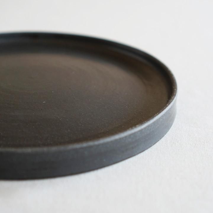 奥田章 new刷毛目リバーシブル皿 250 - 作家ものの器と生活雑貨 on-la