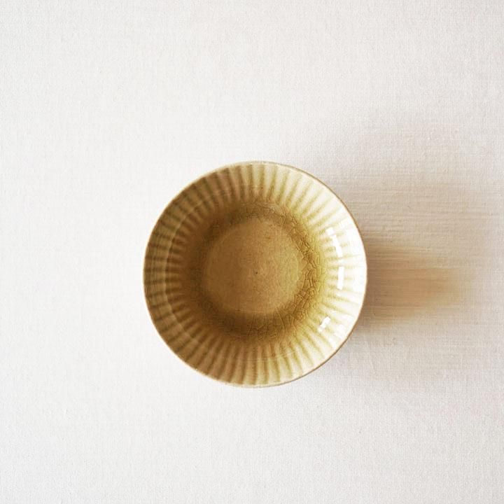 たくまポタリー 4.5寸深皿まる菊 オリーブ - 作家ものの器と生活雑貨