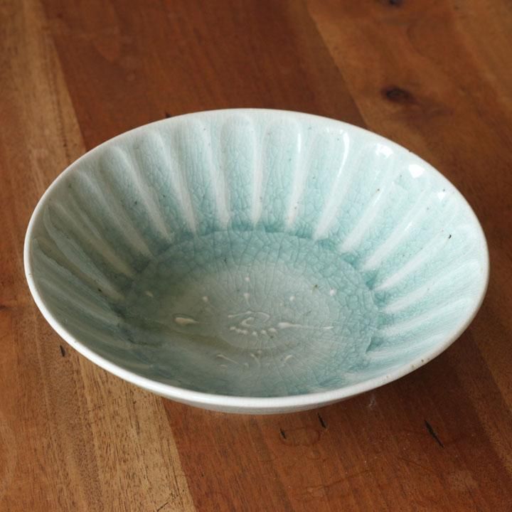 中田窯 青磁 鎬手イッチン7寸鉢 - 作家ものの器と生活雑貨 on-la 中田窯 青磁 鎬手イッチン7寸鉢 - 作家ものの器と生活雑貨 on-la