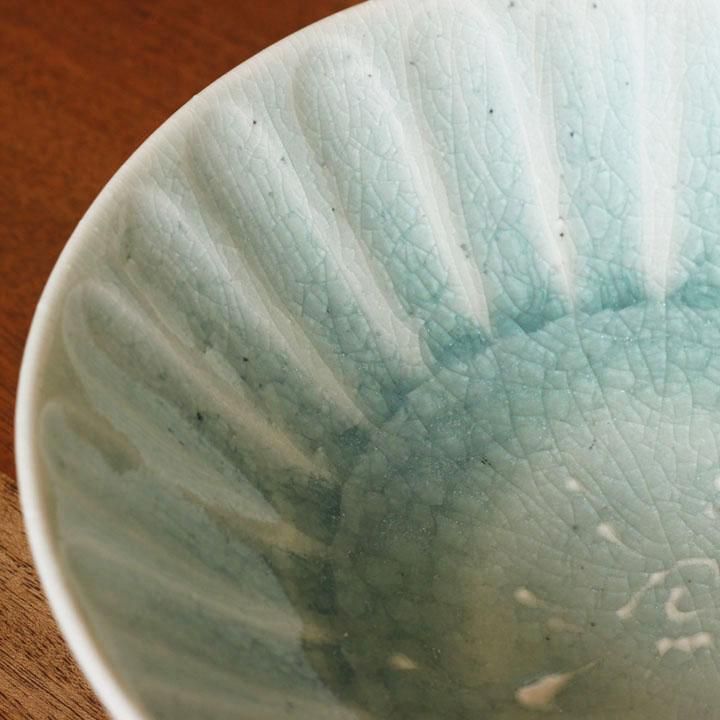 中田窯 青磁 鎬手イッチン7寸鉢 - 作家ものの器と生活雑貨 on-la 中田窯 青磁 鎬手イッチン7寸鉢 - 作家ものの器と生活雑貨 on-la