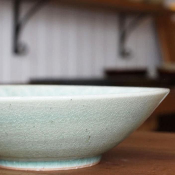 中田窯 青磁 鎬手イッチン7寸鉢 - 作家ものの器と生活雑貨 on-la
