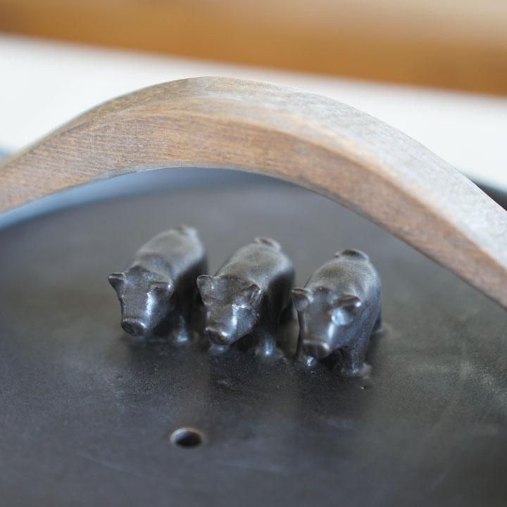 ま工房 牧田亮 取手付土鍋 中 ぶた三匹 - 作家ものの器と生活雑貨 on