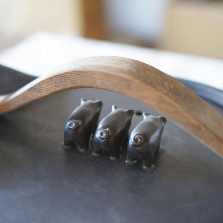 ま工房 牧田亮 取手付土鍋 中 ぶた三匹 - 作家ものの器と生活雑貨 on