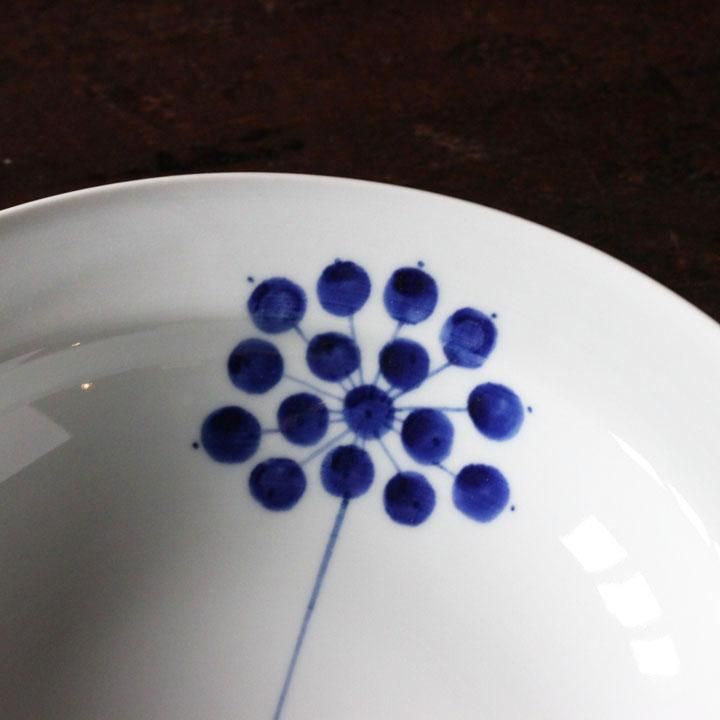 徳永遊心窯 染付 茨の実 8寸深皿 - 作家ものの器と生活雑貨 on-la-cru