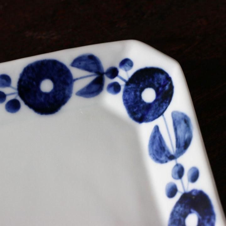 徳永遊心窯 染付輪花繋ぎ 隅切長角皿 - 作家ものの器と生活雑貨 徳永遊心窯 染付輪花繋ぎ 隅切長角皿 - 作家ものの器と生活雑貨