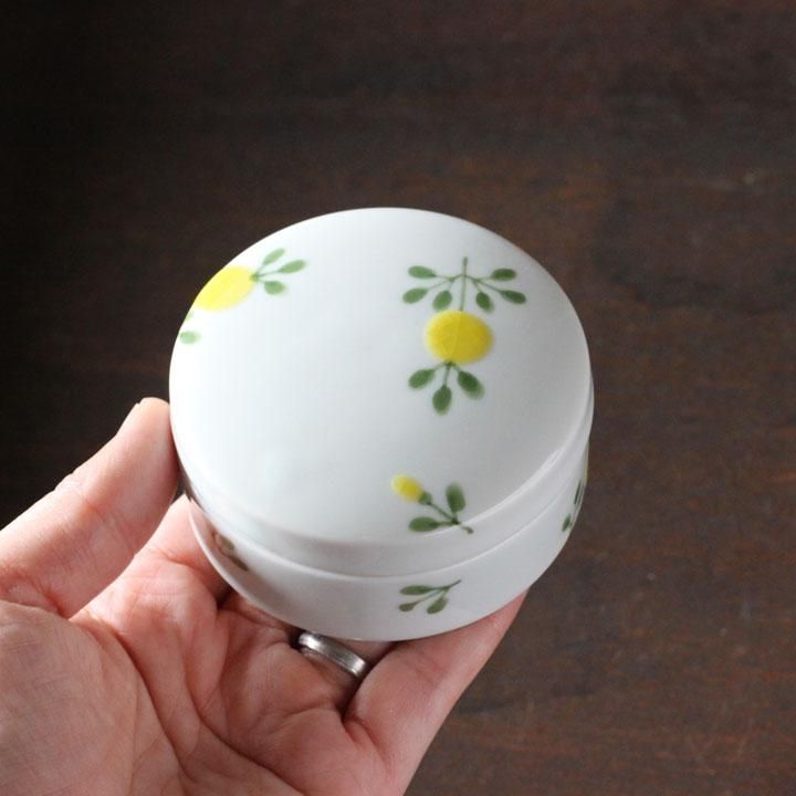 徳永遊心窯 色絵花蛍 合子 - 作家ものの器と生活雑貨 on-la-cru