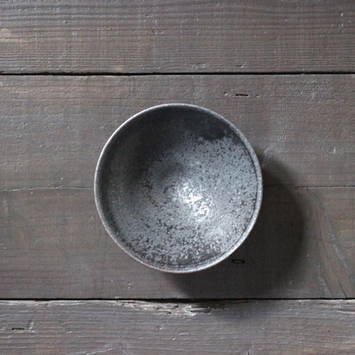 遠藤素子 すり鉢形小鉢 鉄釉 - 作家ものの器と生活雑貨 on-la