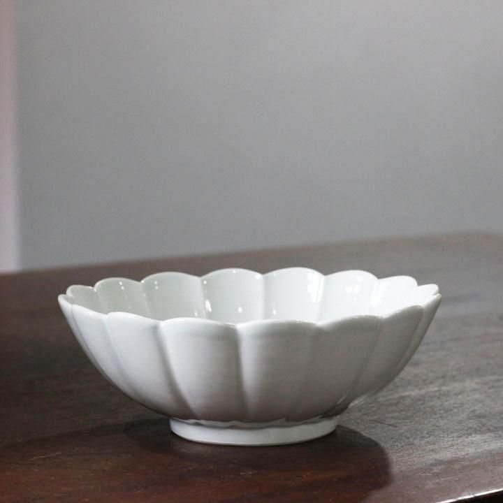 水野克俊 白磁 菊花形6寸鉢 - 作家ものの器と生活雑貨 on-la-cru 水野克俊 白磁 菊花形6寸鉢 - 作家ものの器と生活雑貨 on-la-cru