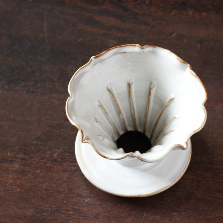 石渡磨美 稜花コーヒードリッパー 白 - 作家ものの器と生活雑貨 on-la