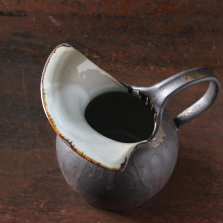石渡磨美 水差し 黒唐金 - 作家ものの器と生活雑貨 on-la-cru