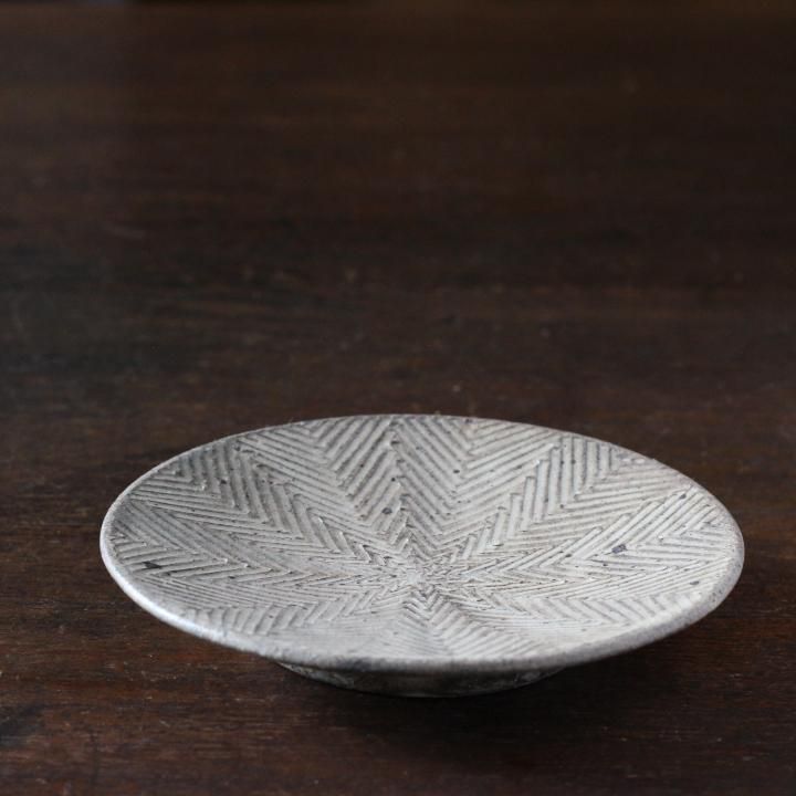【日本未発売】 池田大介 ヘリンボーン粉引 5寸皿 - 作家ものの器と生活雑貨 on 食器