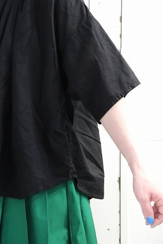 Veritecoeur ヴェリテクール バックボタンブラウス