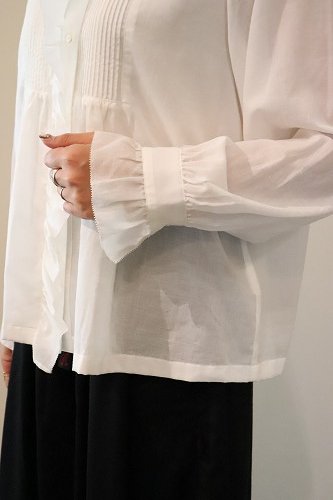 Porter des boutons ポルテデブトン ラッフルブラウス