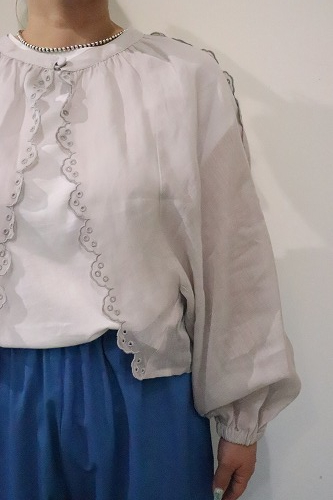 Porter des boutons ポルテデブトン ボーラースカラップスリーブ