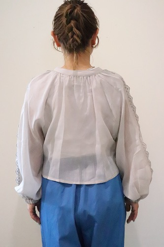 Porter des boutons ポルテデブトン ボーラースカラップスリーブ