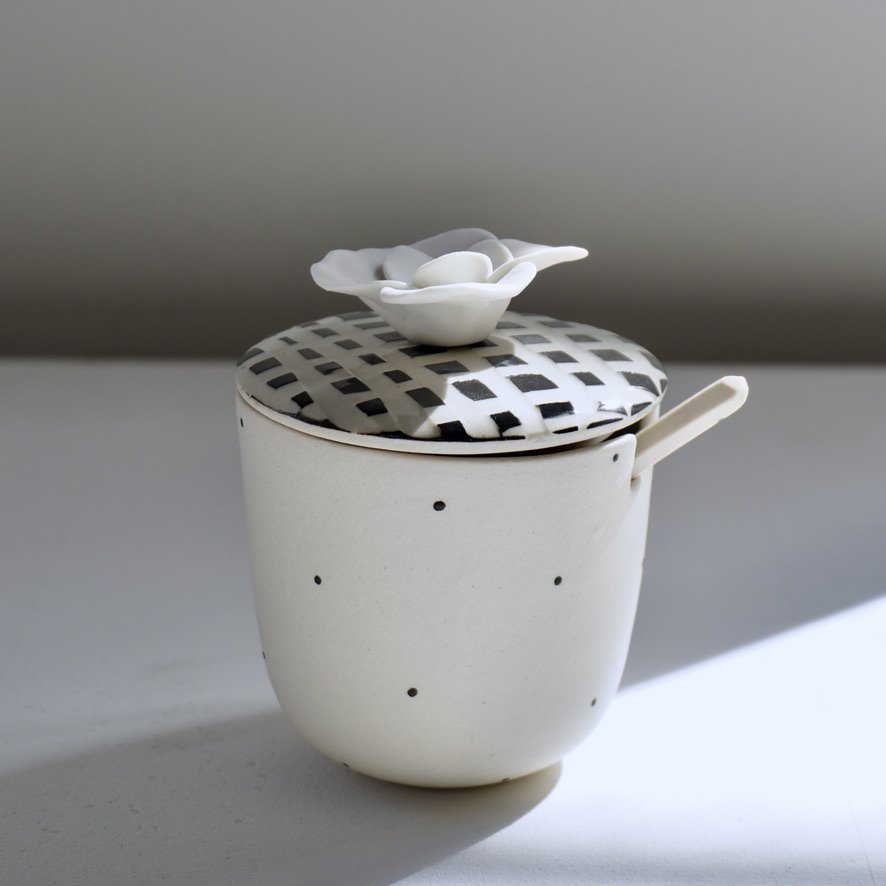 dots sugarpot with ceramic spoon