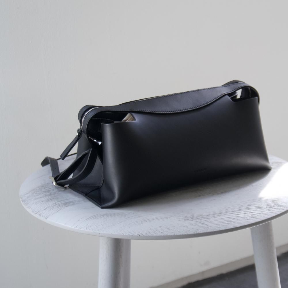 OBLONG SHOULDER _ black
