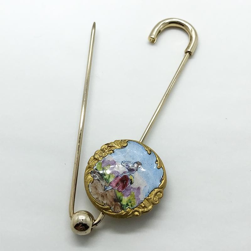 ⬇️【希少】アンティーク エナメル手書き　ボタン 糸で繋がれた人形を持つ女性を描いた、希少なエナメル製アンティーク