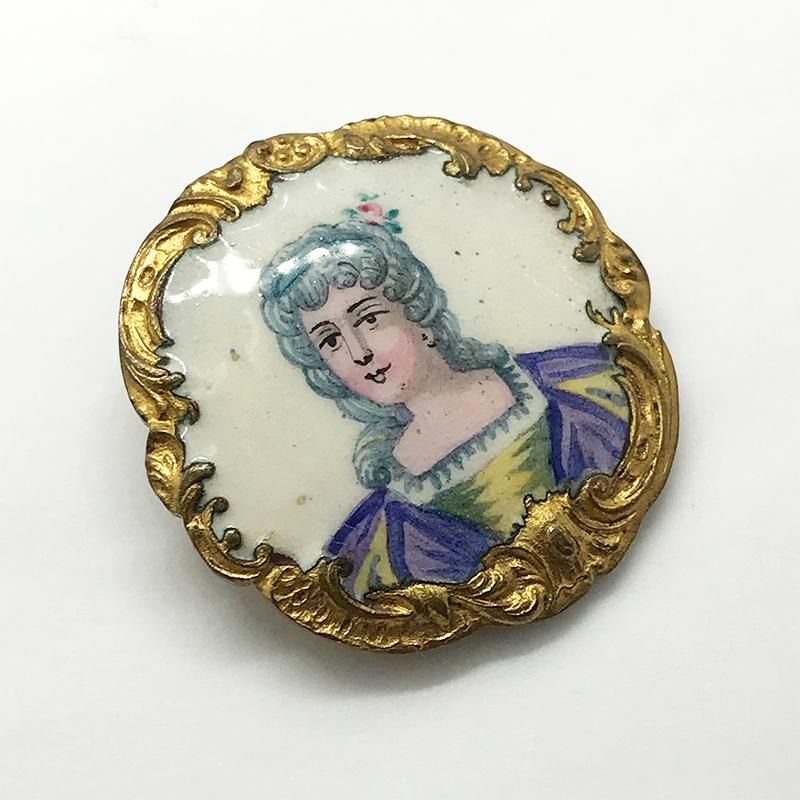 ⬇️【希少】アンティーク エナメル手書き　ボタン 糸で繋がれた人形を持つ女性を描いた、希少なエナメル製アンティーク