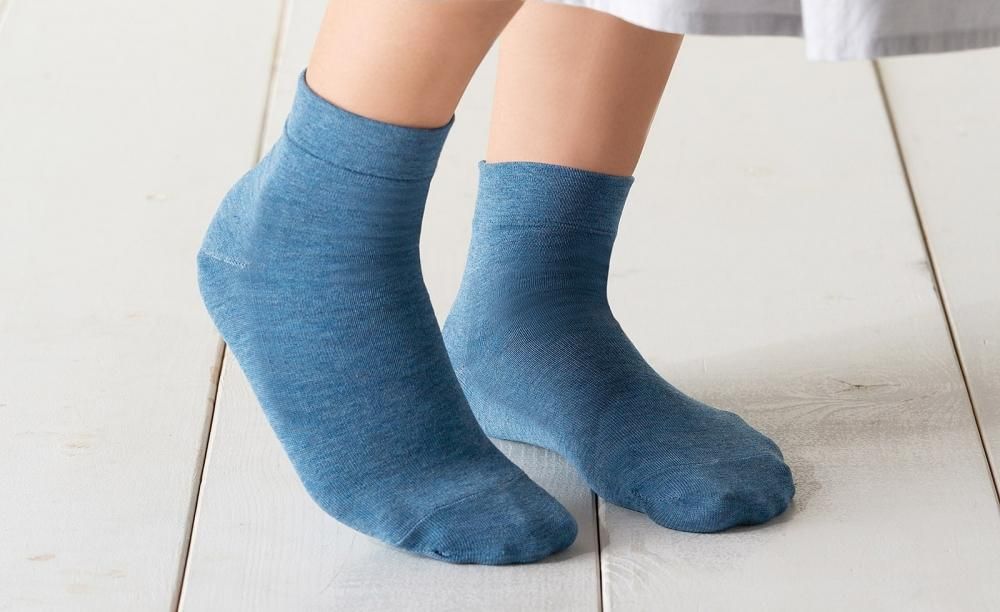 裏の左下に目立つ傷あり 槌屋ヤック株式会社