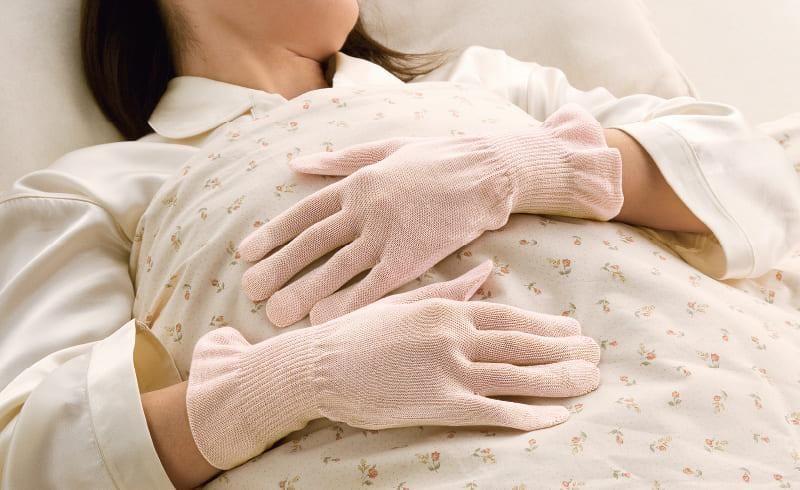 ガサガサ手のひらもしっとりツルツルのシルク手袋！手のひら美人