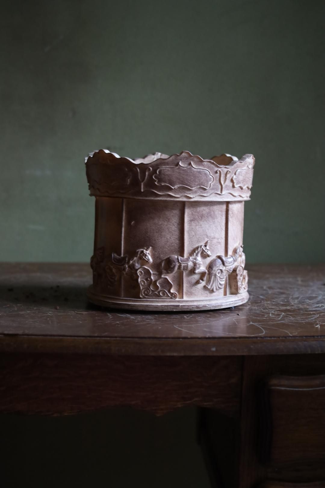 merry-go-round pot - ivory