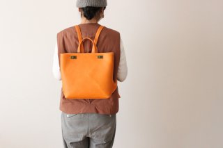 仁子鞄　革リュックオレンジ　入り口角型ひねり