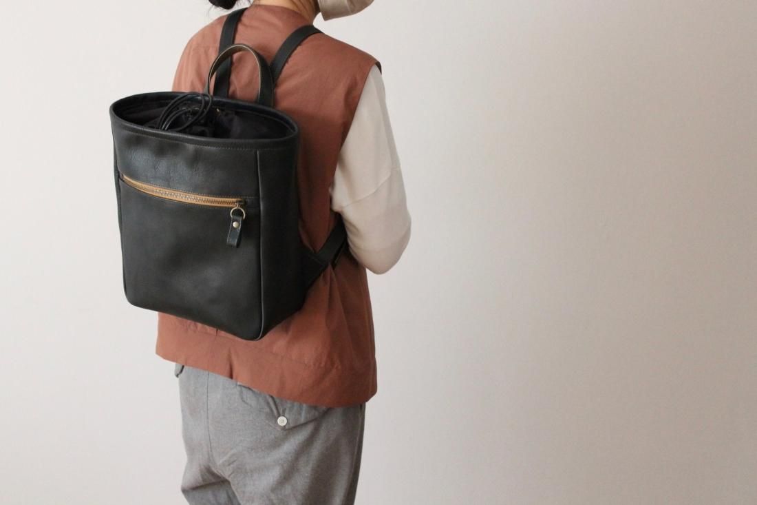 紺色革旅行化粧バッグ。 仁子鞄 革リュック紺 入り口巾着黒無地 - タチバナストア