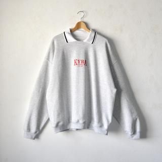 <img class='new_mark_img1' src='https://img.shop-pro.jp/img/new/icons15.gif' style='border:none;display:inline;margin:0px;padding:0px;width:auto;' />"KYRA" College Logo Crew Sweat