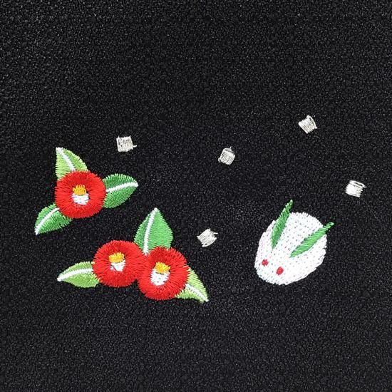 おはりこ刺繍 巾着【黒/椿と雪うさぎ】 - iwai 京都井和井通販サイト