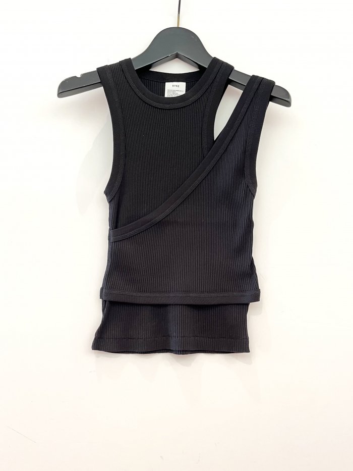 <img class='new_mark_img1' src='https://img.shop-pro.jp/img/new/icons8.gif' style='border:none;display:inline;margin:0px;padding:0px;width:auto;' />HYKE/(ϥ) DOUBLE SHOULDER TANK TOP