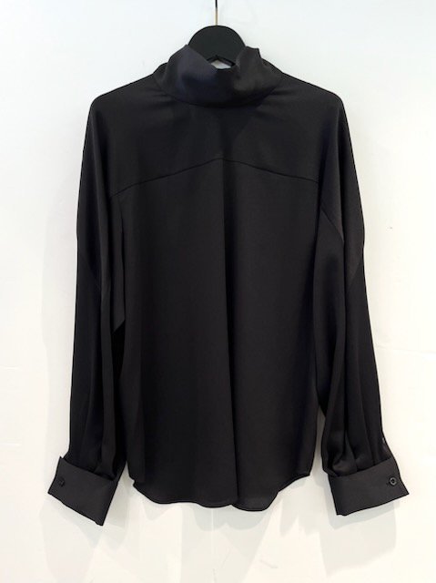 <img class='new_mark_img1' src='https://img.shop-pro.jp/img/new/icons8.gif' style='border:none;display:inline;margin:0px;padding:0px;width:auto;' />HYKE(ϥ)/ HAMMER SATIN BACK RIBBON BLOUSE