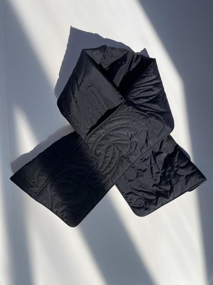 Mame Kurogouchi(マメクロゴウチ)/ Silk Nylon Quilted Scarf - navy Mame Kurogouchi(マメクロゴウチ)/ Silk Nylon Quilted Scarf - navy