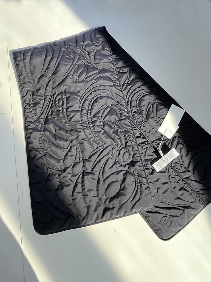 Mame Kurogouchi(マメクロゴウチ)/ Silk Nylon Quilted Scarf - navy Mame Kurogouchi(マメクロゴウチ)/ Silk Nylon Quilted Scarf - navy