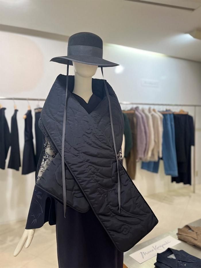 Mame Kurogouchi(マメクロゴウチ)/ Silk Nylon Quilted Scarf - navy Mame Kurogouchi(マメクロゴウチ)/ Silk Nylon Quilted Scarf - navy