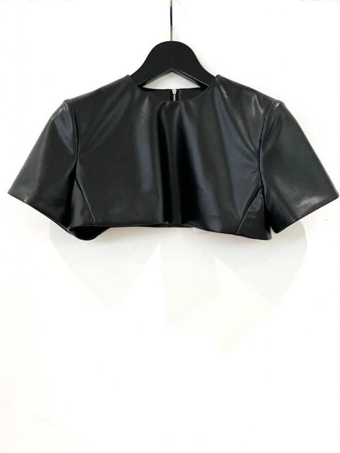<img class='new_mark_img1' src='https://img.shop-pro.jp/img/new/icons20.gif' style='border:none;display:inline;margin:0px;padding:0px;width:auto;' />HYKE(ϥ)/FAUX LEATHER CROPPED TOP
