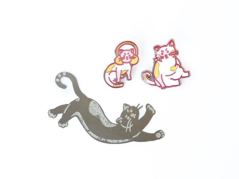 Everyday Cat 'Sitting' Enamel Pin