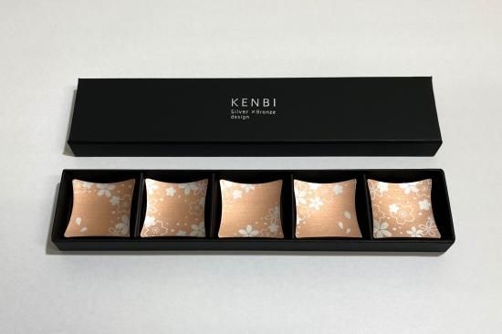 【メール便無料】 KENBI 桂記章オンラインショップ - 【近日発売】 桜柄 箸置き アクセサリー