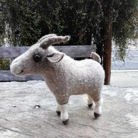 モンゴルのフェルトの動物 カシミアやぎ 空飛ぶ羊 Tribal Arts モンゴルのフェルトの動物 カシミアやぎ 空飛ぶ羊 Tribal Arts