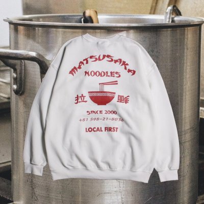<img class='new_mark_img1' src='https://img.shop-pro.jp/img/new/icons13.gif' style='border:none;display:inline;margin:0px;padding:0px;width:auto;' />LOCAL FIRST /  MATSUSAKA NOODLES CREW SWEAT - WHITE