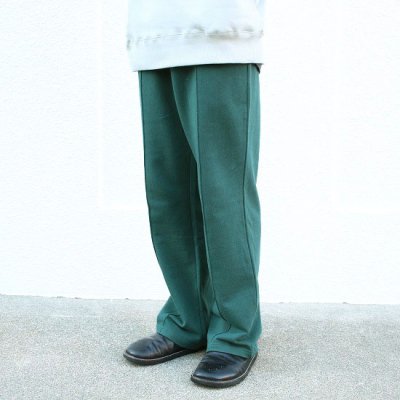it’s inconspicuous presence By Niche. (ニッチ) / Center Seam Sweat Pants - GREEN