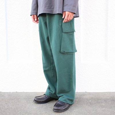 it’s inconspicuous presence By Niche. (ニッチ) / Side Pocket Sweat Pants - GREEN