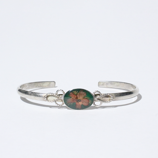 <img class='new_mark_img1' src='https://img.shop-pro.jp/img/new/icons13.gif' style='border:none;display:inline;margin:0px;padding:0px;width:auto;' />GUSTAVO () / FLOWER NARROW BRACELET (OVAL) - GREEN