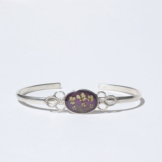 <img class='new_mark_img1' src='https://img.shop-pro.jp/img/new/icons13.gif' style='border:none;display:inline;margin:0px;padding:0px;width:auto;' />GUSTAVO () / FLOWER NARROW BRACELET (OVAL) - PURPLE