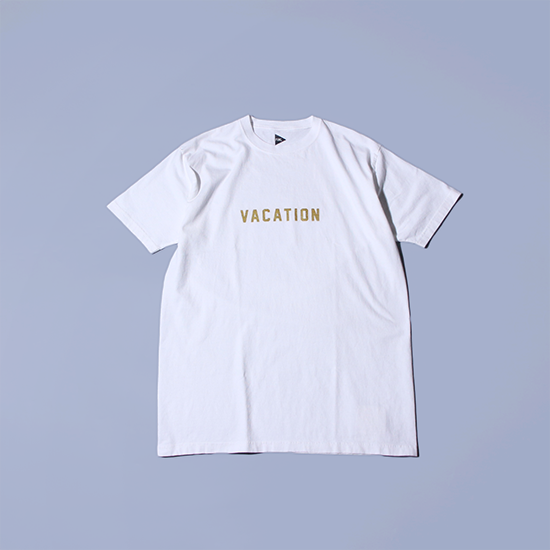 <img class='new_mark_img1' src='https://img.shop-pro.jp/img/new/icons13.gif' style='border:none;display:inline;margin:0px;padding:0px;width:auto;' />FUNG (ե) / PRINT Tee (VACATION) - WHITE