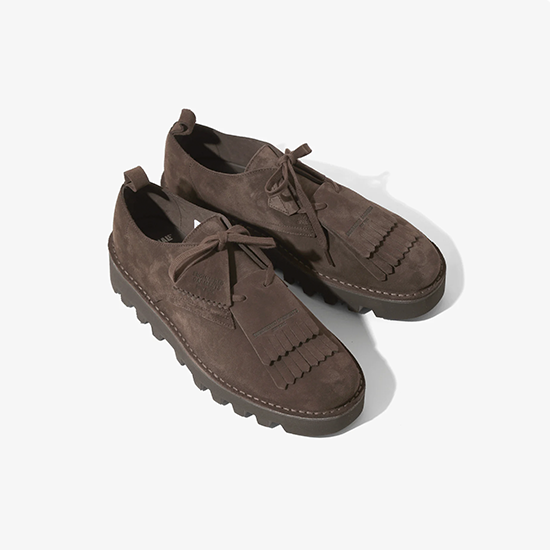 <img class='new_mark_img1' src='https://img.shop-pro.jp/img/new/icons13.gif' style='border:none;display:inline;margin:0px;padding:0px;width:auto;' />ENGINEERED GARMENTS X CLARKS / ORIGINALS DESERT KHAN - BROWN SUEDE