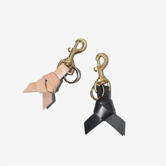 <img class='new_mark_img1' src='https://img.shop-pro.jp/img/new/icons13.gif' style='border:none;display:inline;margin:0px;padding:0px;width:auto;' />Rooster King & Co.  (롼) /  LEATHER RIBBON KEY HOLDER